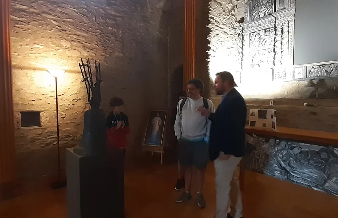 Robert Lizarte tenia previst cruspir-se una llarga jornada explicant la història de la campana: a les onze ja hi havien passat 500 visitants, calculava. 