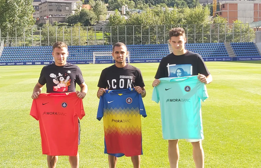 Germán Valera, Moha i Mika Mármol, amb les samarretres de l’FC Andorra ahir a l’Estadi Nacional.