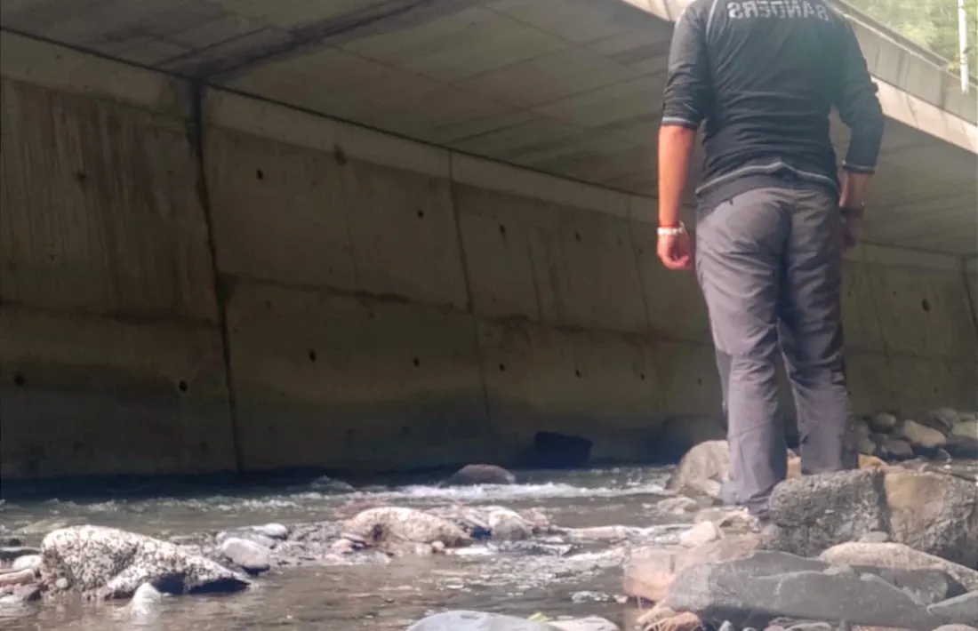 Es mantenen les tasques de vigilància, contenció i neteja de l’hidrocarbur.