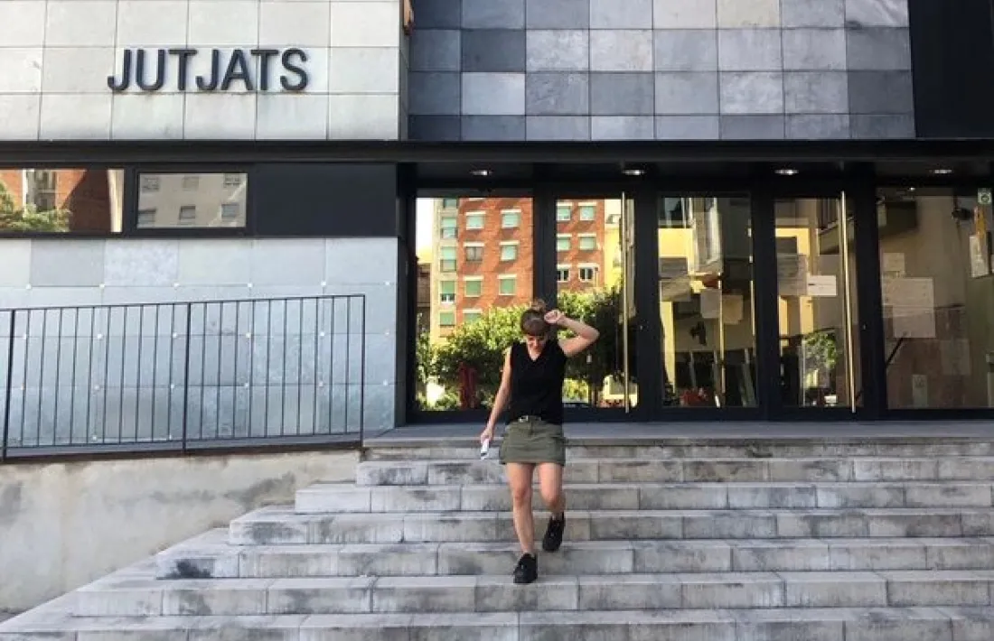 La jove activista detinguda dissabte, sortint dels jutjats de la Seu. 