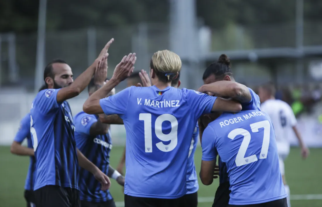 Els jugadors de l’Inter Club Escaldes celebren el gol d’Artigas.