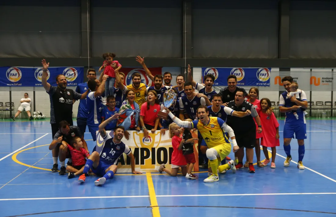 Els jugadors de l’FC Sideco Encamp celebrant la tercera Supercopa.