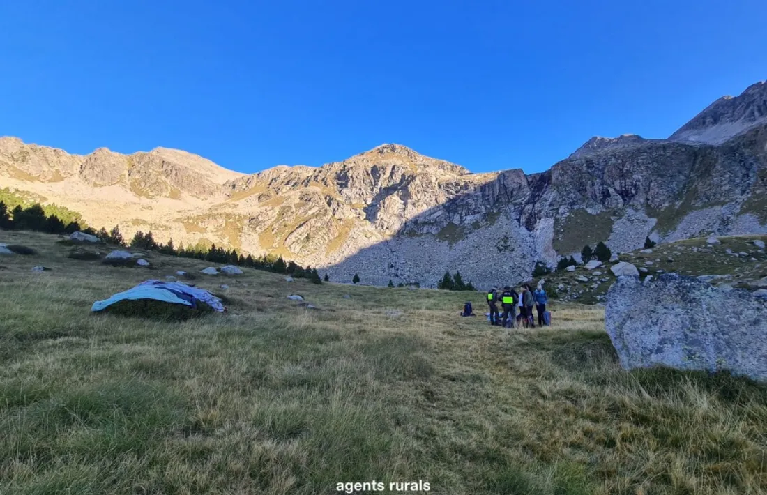 Acampar en zones no habilitades és un dels principals motius de denúncia. 