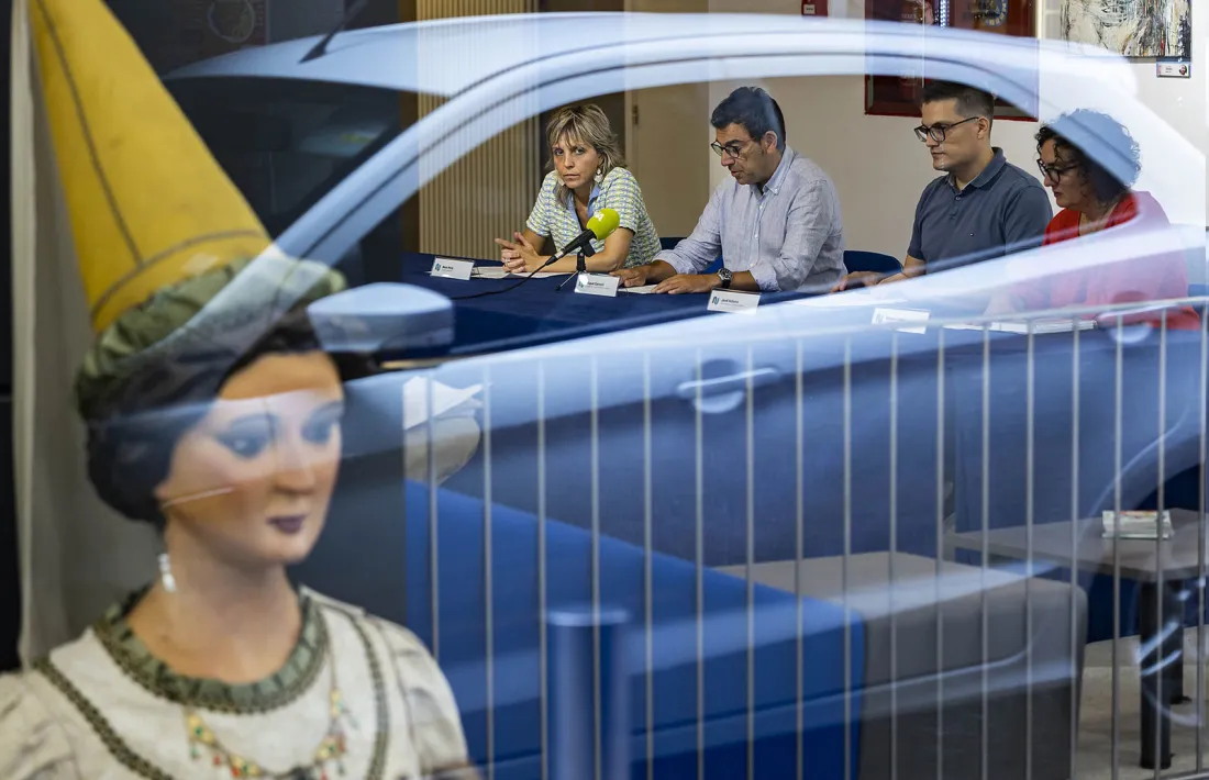 El conseller de Cultura, segon per l'esquera, amb els caps de l'escola d'art, de l'Institut de música i de l'Aula de teatre, aquest matí a la Llacuna.