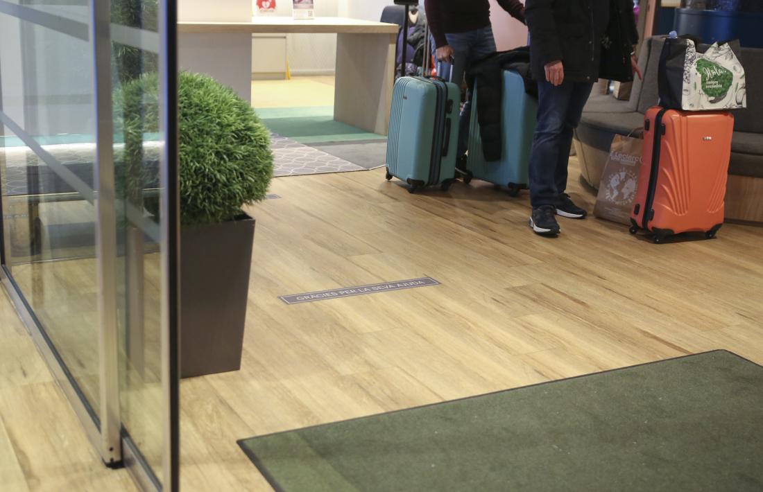 Turistes a la recepció d'un hotel.