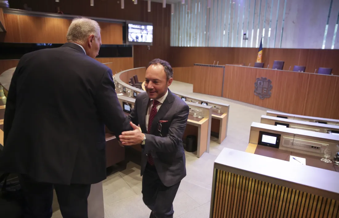 El president de Terceravia, Josep Pintat, saluda el cap de Govern, Xavier Espot, abans de l’inici de la sessió.