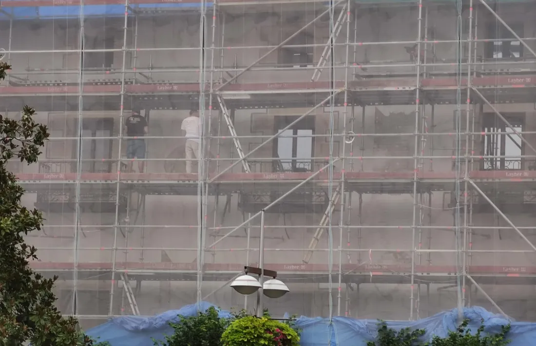 Ja és possible intuir rere la lona com quedaran els marcs de falsa pedra que s’han començat a restituir.