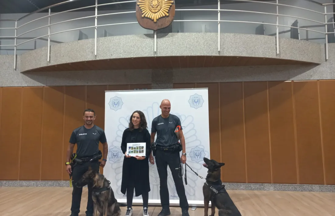 Dos dels gossos del cos policial.
