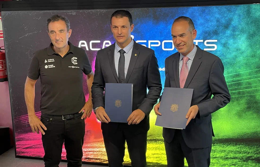 Sasplugas, Gallardo i Alcobé després de signar el conveni.