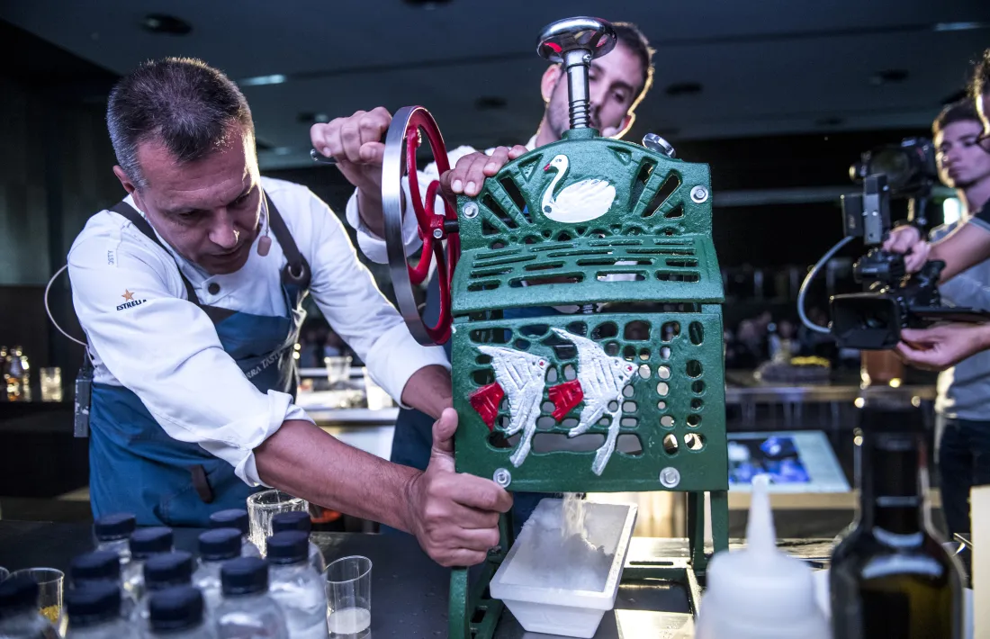 El cunier català aplica al plat la ‘neu’ que prèviament havia cuinat.