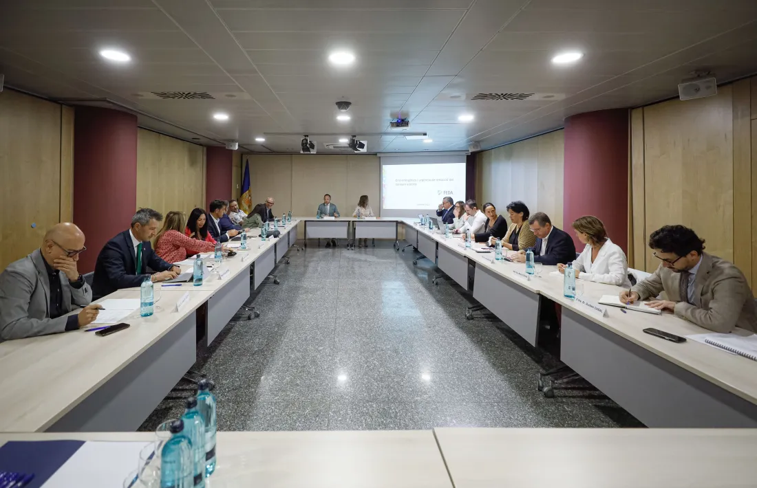 Un instant de la reunió celebrada avui entre el Govern i els comuns per pactar les mesures d’estalvi energètic.