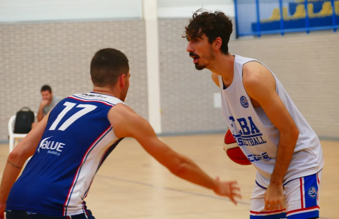 Guillem Arcos, aler de l’HLA Alacant, defensat per un jugador del Keflavik.