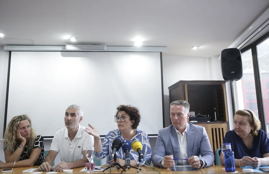 Judith Pallarés i els quatre consellers generals que li donen suport en la roda de premsa per anunciar la seva marxa de Liberals.