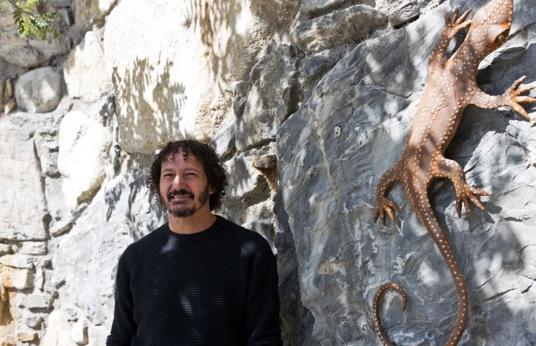 Jordi Ilamola amb l’escultura de la serenalla a l’entrada del parc del Comapedrosa.