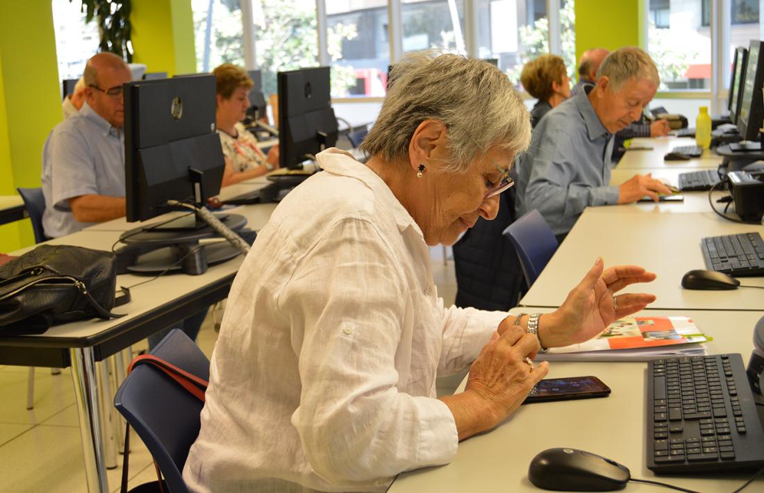 Una de les participants al curs de telèfon mòbil.