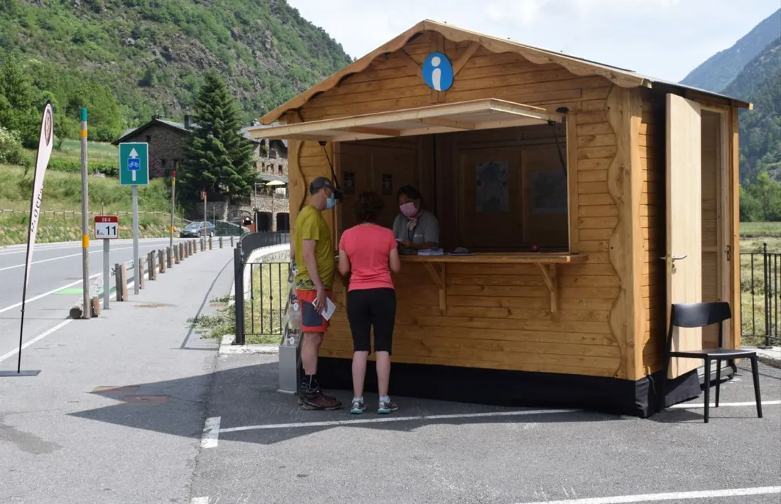 Dos visitants al punt d'informació turística ubicat a Arans.
