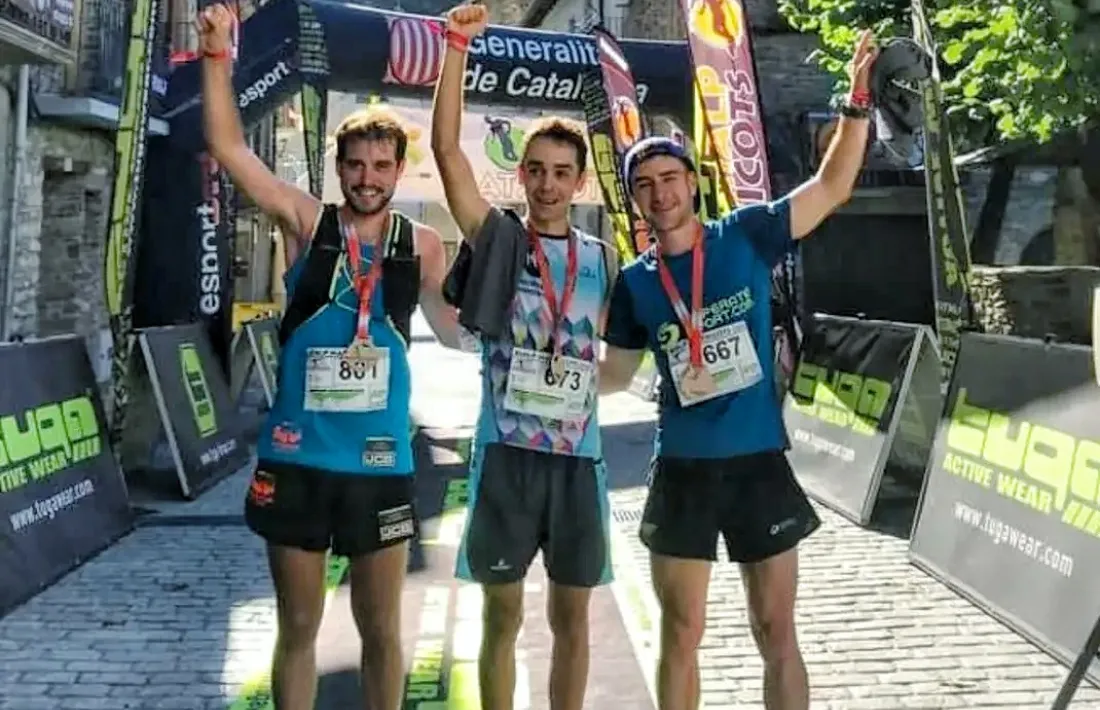 Marc Gasa, al centre de la imatge, va guanyar en la mitja marató de Matxicots.