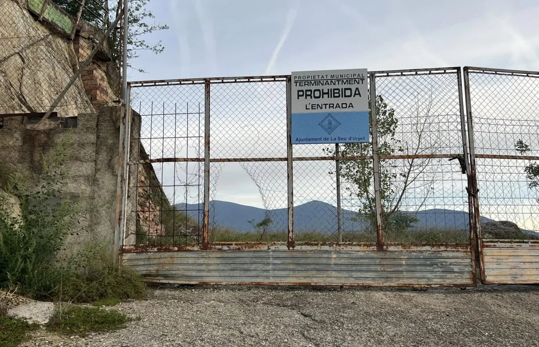 El forat de la tanca que permet l’accés al recinte. 