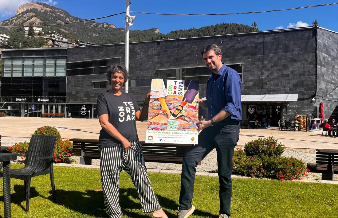 La presidenta de l'Esbart Valls del Nord, Meritxell Rabadà, i el conseller de Cultura, Guillem Forné, amb el cartell de l'edició del Contradans.