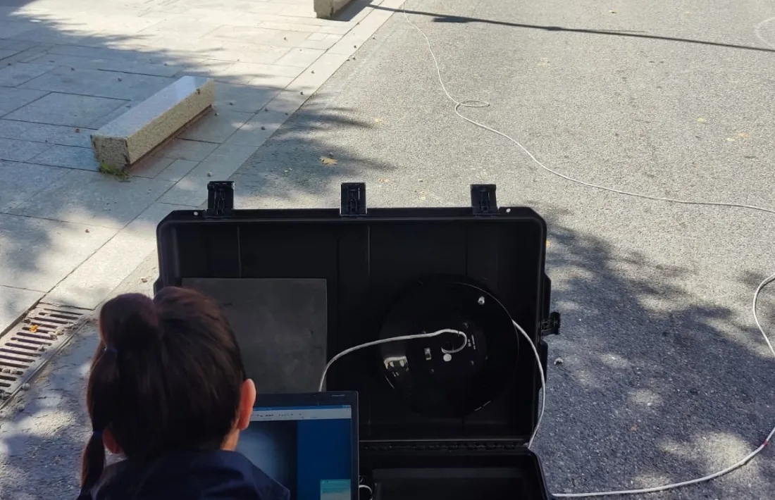 Un efectiu del Tedax treballant sobre el lloc dels fets.