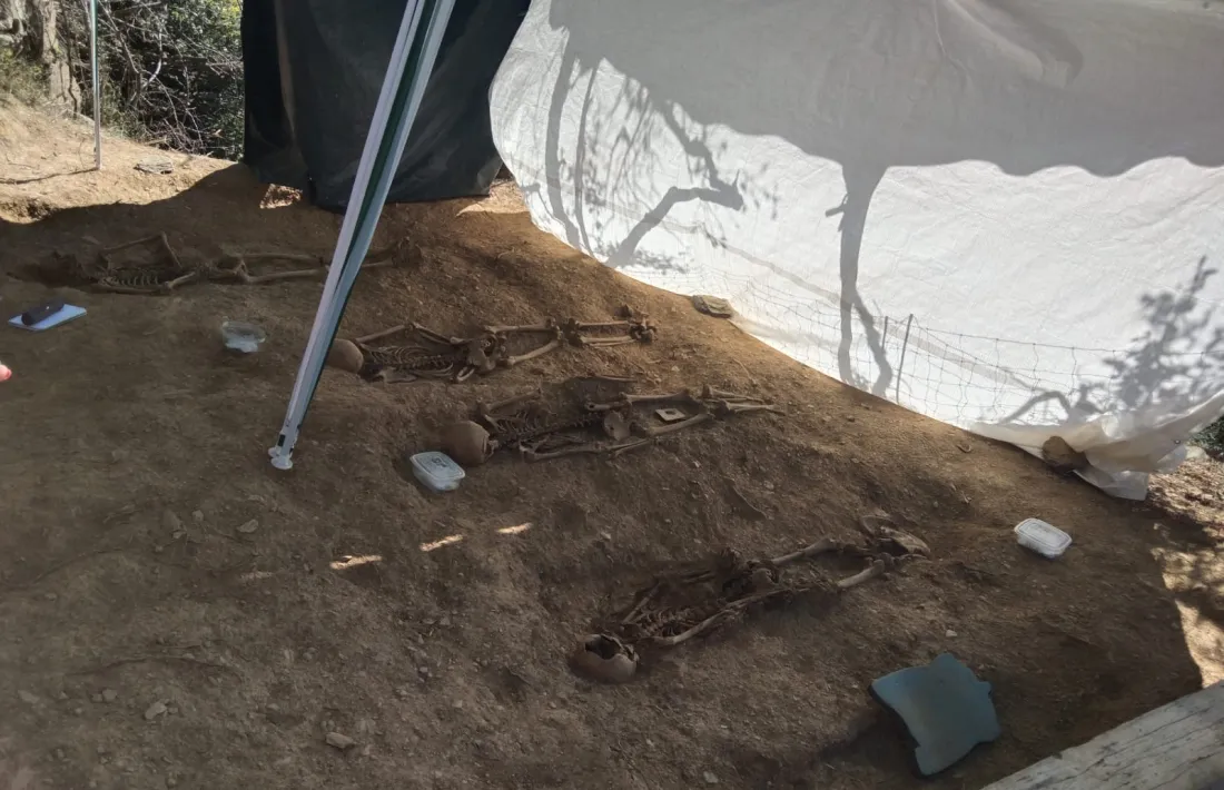 Els quatre cossos sencers que han estat exhumats pels arqueòlegs als terrenys de cal Gravador, on s’havia instal·lat un improvisat hospital de guerra. 