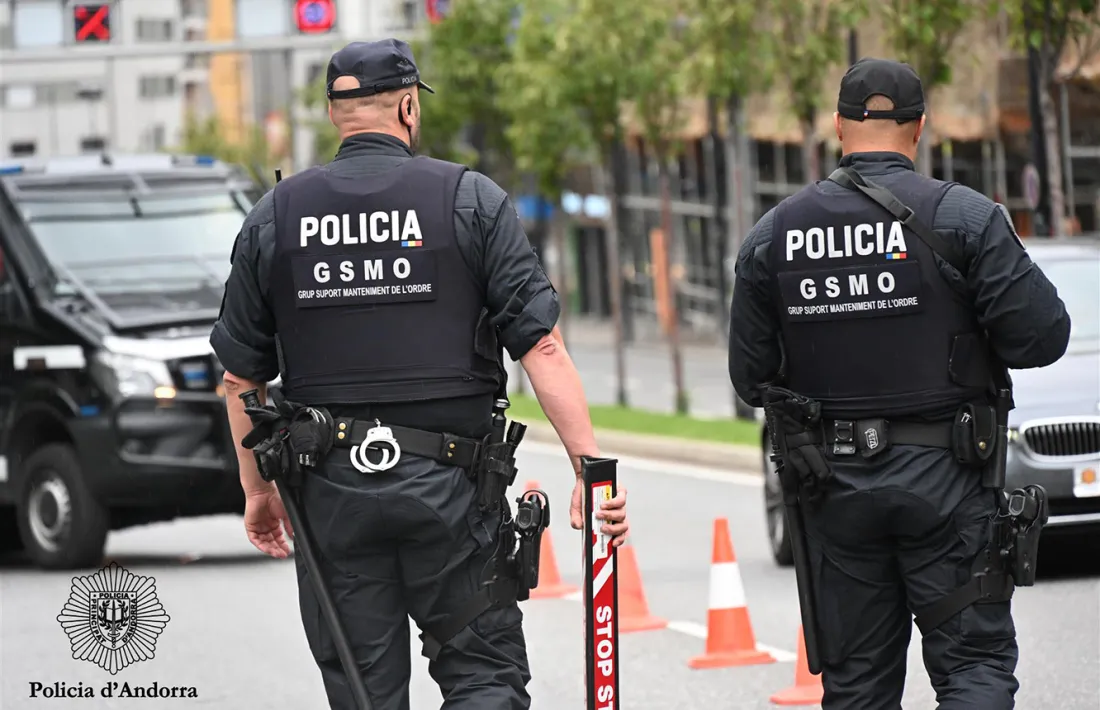 Imatge d'arxiu de dos agents de policia.