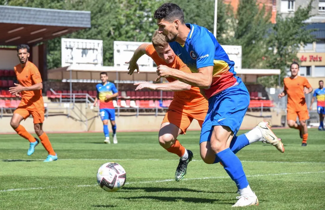 Christos Almpanis, extrem de l'FC Andorra davant d'un jugador de l'Atlètic Lleida.