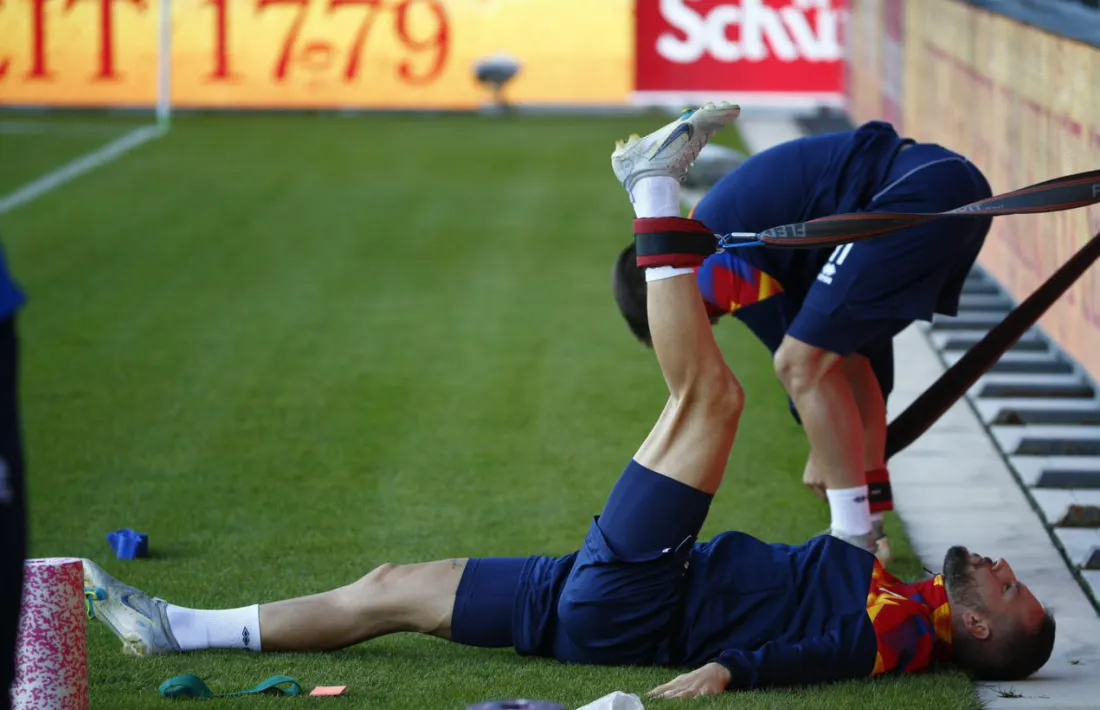 Marc Pujol, l’incombustible migcampista de la selecció, realitzant ahir uns estiraments al Rheinpark Stadion de Vaduz.