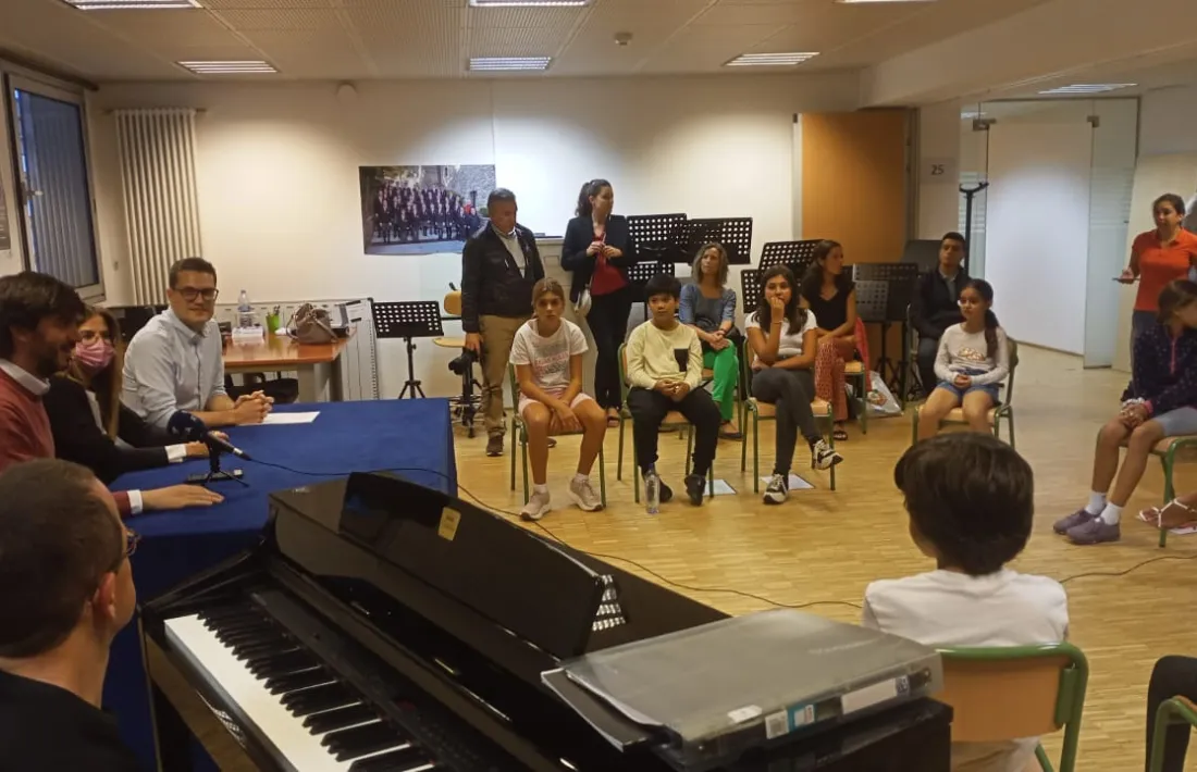 Enseñat, Riva i Sabata van explicar ahir el nou projecte pedagògic dels Cantors a nens i famílies, i van firmar el nou conveni.