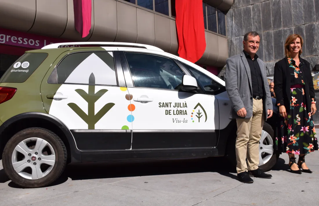 Els cònsols de Sant Julià de Lòria, Josep Majoral i Mireia Codina, amb un vehicle retolat amb la nova imatge del Comú.