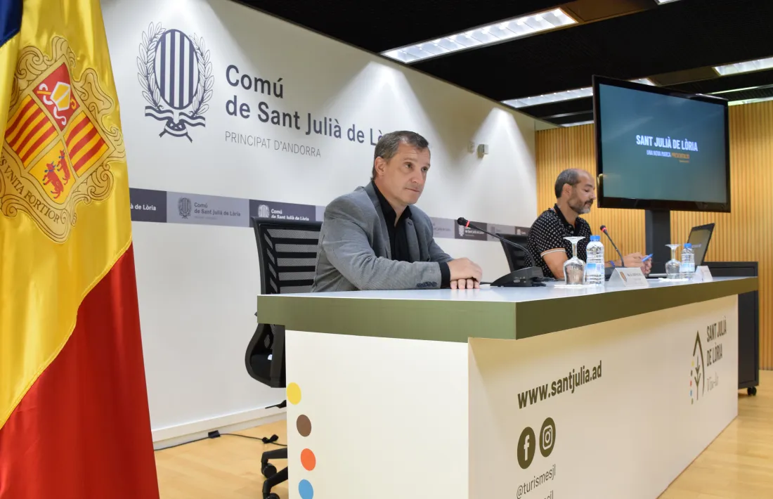 Josep Majoral i el tècnic de disseny gràfic del Comú, Josep Manel Pérez, durant la presentació de la nova marca.