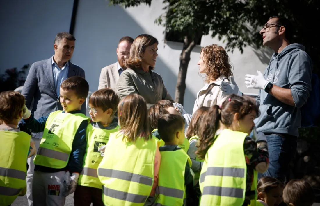 Les ministres de Medi Ambient i Educació, Sílvia Calvó i Ester Vilarrubla, durant la celebració del Clean Up Day.