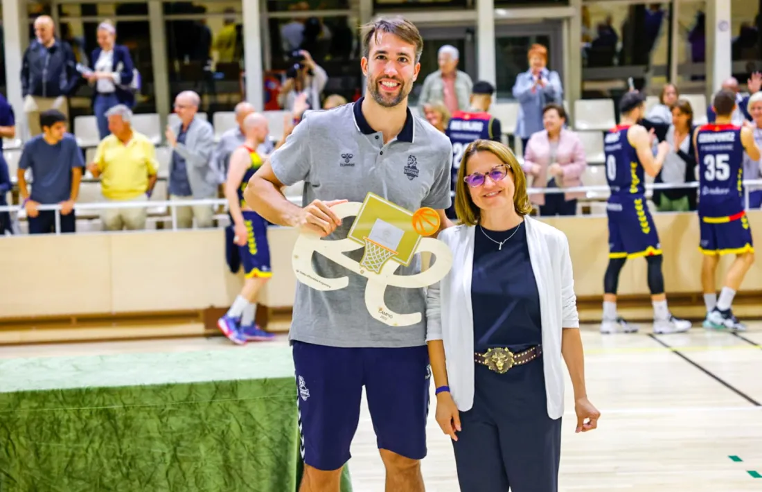 Nacho Llovet, com a capità, va recollir el Trofeu Escaldes-Engordany.