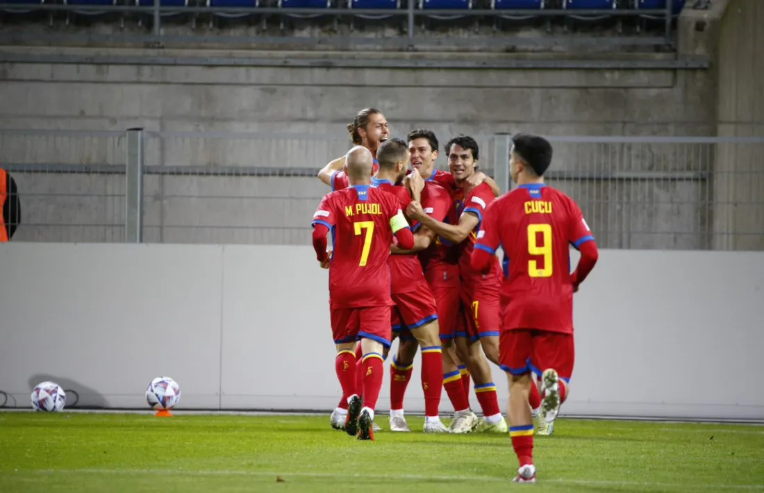 Els jugadors celebren el 0 a 1 de 'Berto' Rosas contra Liechtenstein.