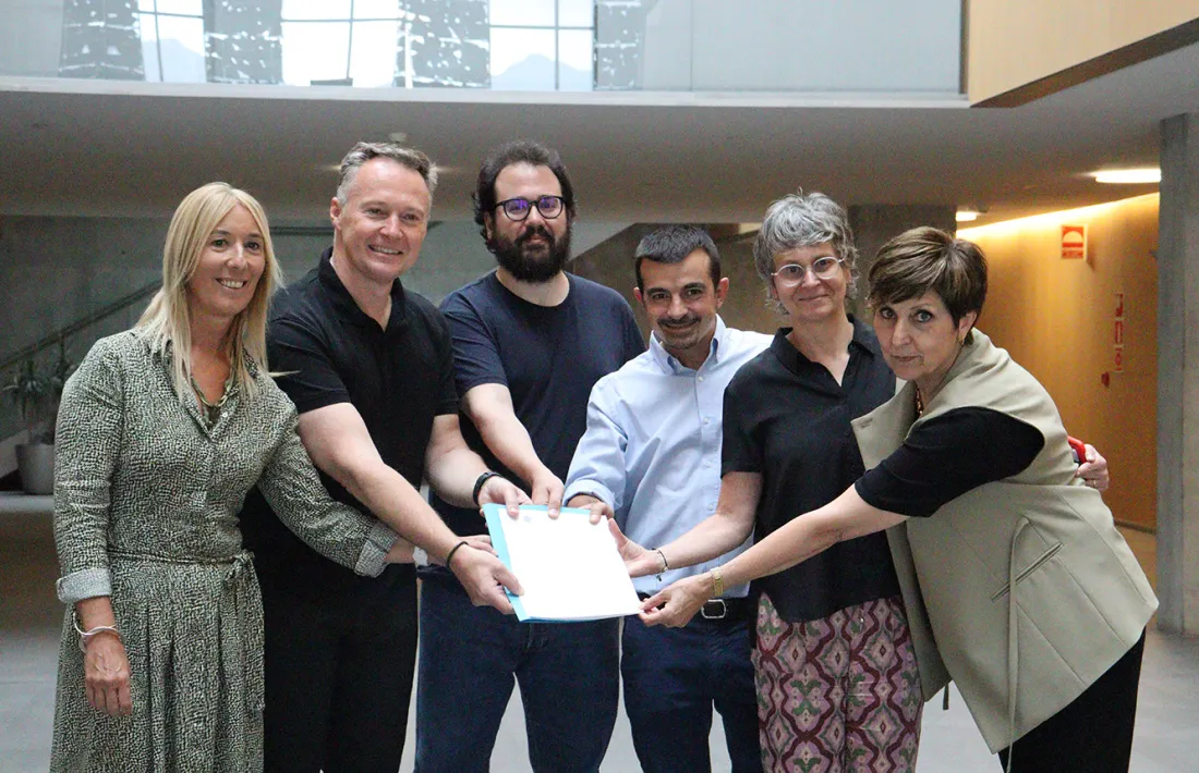 Representants dels grups parlamentaris el mes de juny quan es va presentar la proposició de llei de l'estat de l'artista.