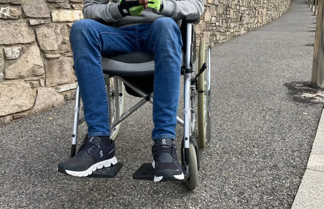 Burilles, escopinades, excrements i orina de gossos, llambordes aixecades... són alguns obstacles que han de fer front.