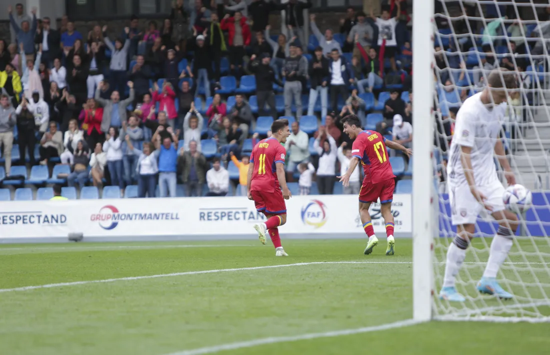 El davanter de l'Utebo celebrant el gol de l'emapt amb Joan Cervós.