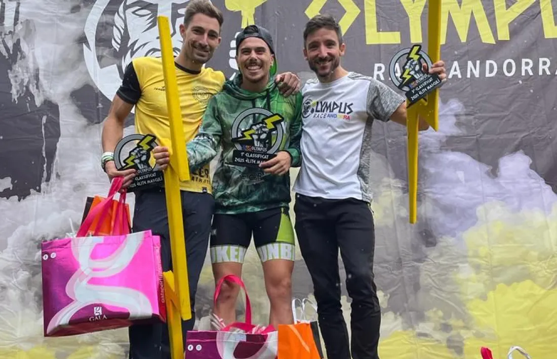 Pau Nacenta, al lloc més alt del podi de la prova de 13 quilòmetres de l’Olympus Race.