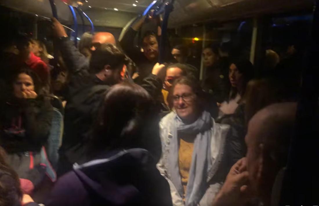 Captura del vídeo d'un usuari del bus de l'L6, aquest matí.