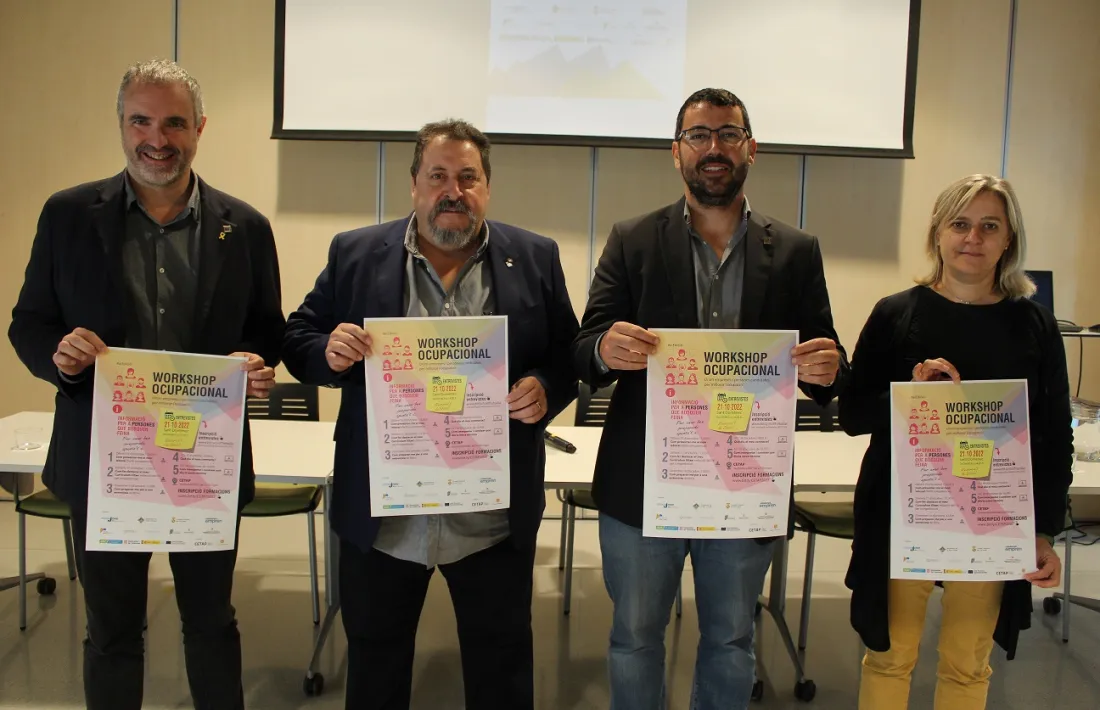 Jordi Fàbrega, Martí Riera, Francesc Viaplana i Carme Espuga, amb el cartell del Workshop.