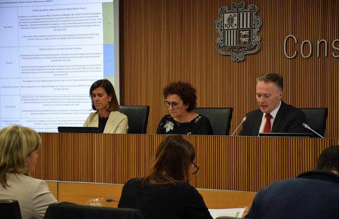 Les ministres Ester Vilarrubla i Judith Pallarés durant la compareixença a la comissió d’Educació, Recerca, Cultura, Joventut i Esports.