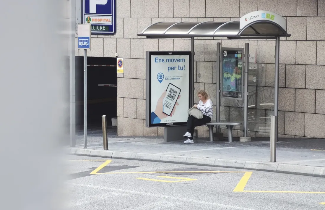 Una usuària, ahir a la tarda, esperant el bus a la parada de l’hospital, ja que no hi cap cartell que indiqui que està anul·lada.