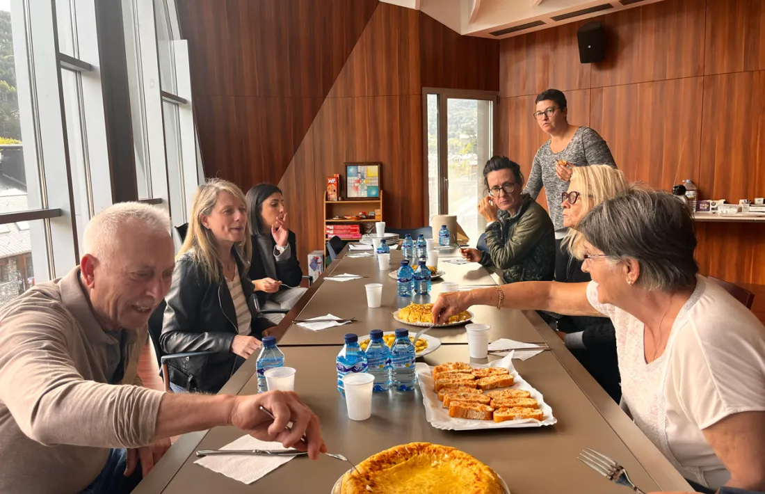 Un instant del pica-pica de la cloenda dels horts per a la gent gran.