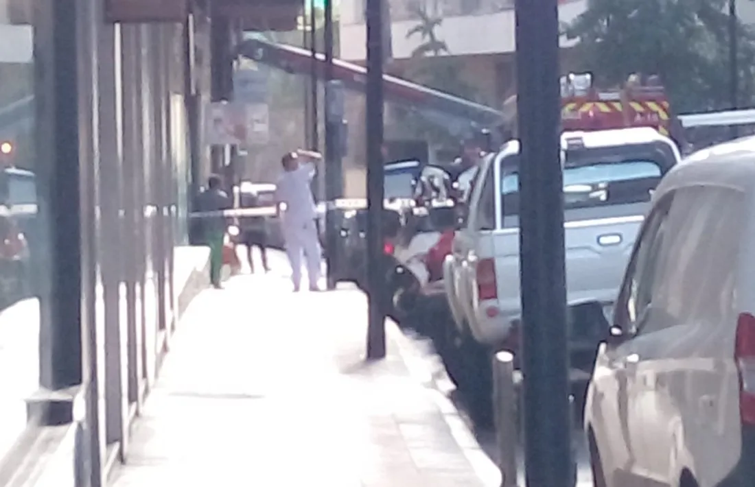 El camió escala de bombers al carrer de l'alzinaret.