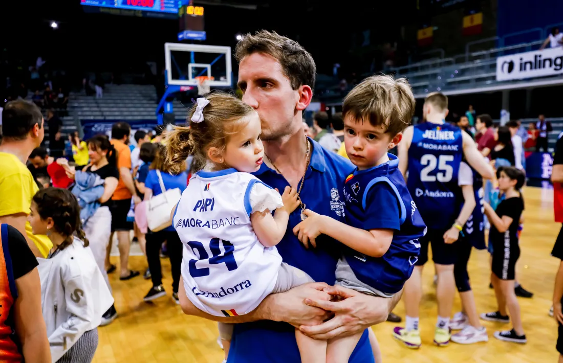 Guille Colom, amb dos dels seus tres fills, el dia del descens al Poliesportiu.