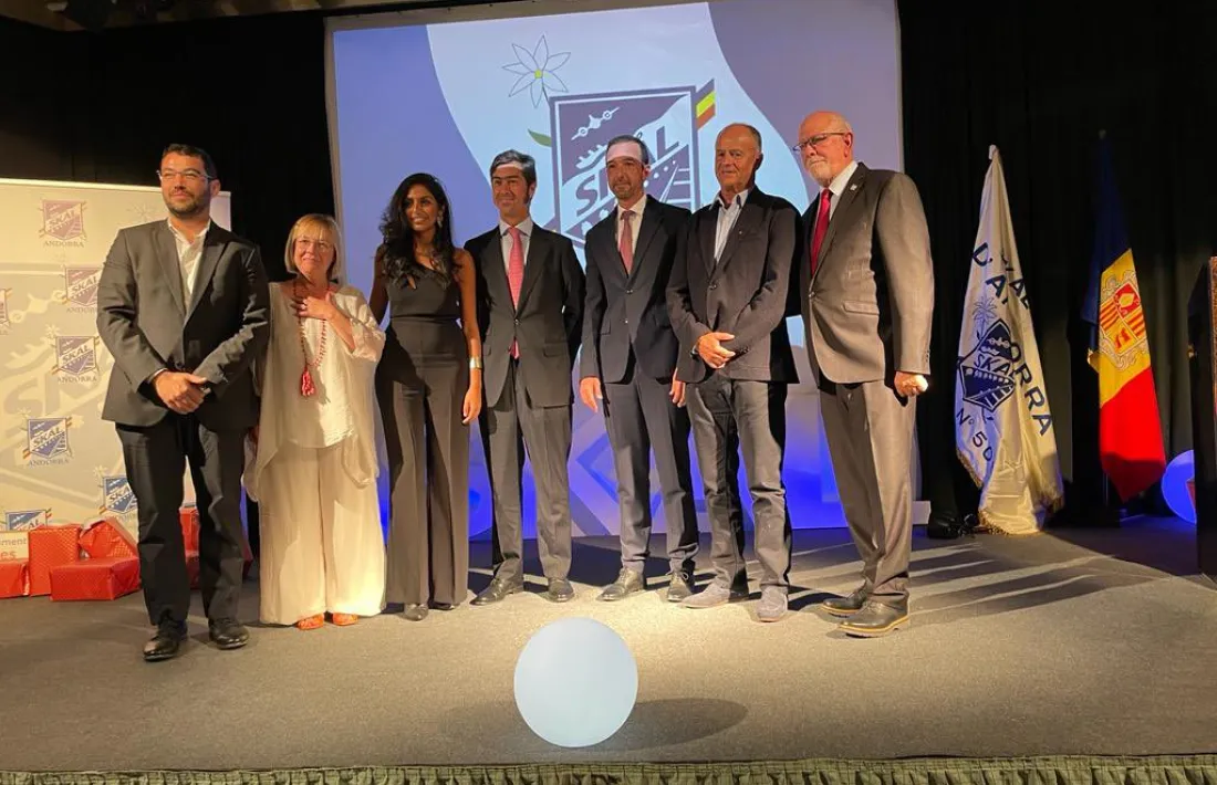 El ministre Torres amb els premiats, aquesta tarda.