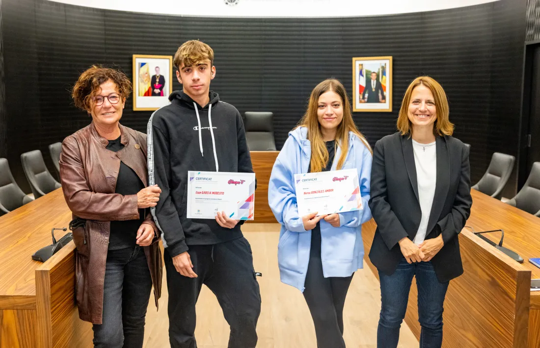 La consellera d’Acció Social, Magda Mata, i la cònsol major d'Escaldes-Engordany, Rosa Gili, amb dos dels joves.
