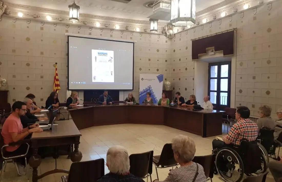 A la presentació van assistir una quinzena de persones. No eren gaires, és cert, però “pas a pas”, diuen des del Consell. 