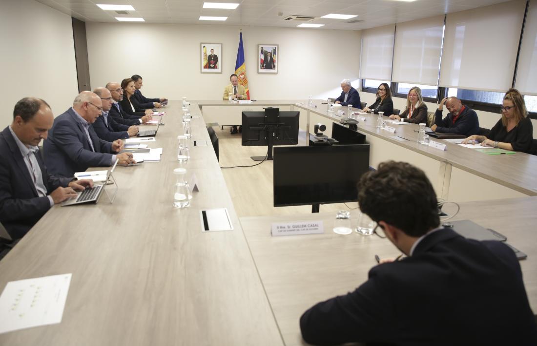 La primera reunió del Consell Econòmic i Social per mirar d’acordar l’increment salarial en previsió d’una elevada inflació.