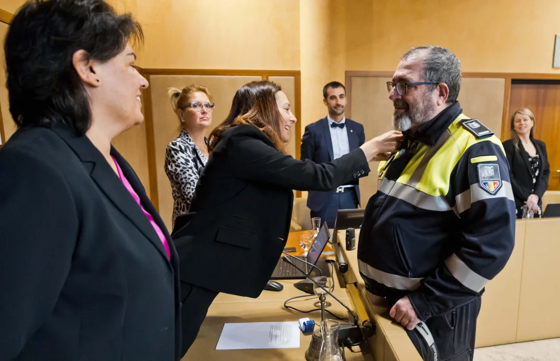 Un instant del lliurament del pin del Comú a l'agent de circulació Josep Ramos que es jubila.